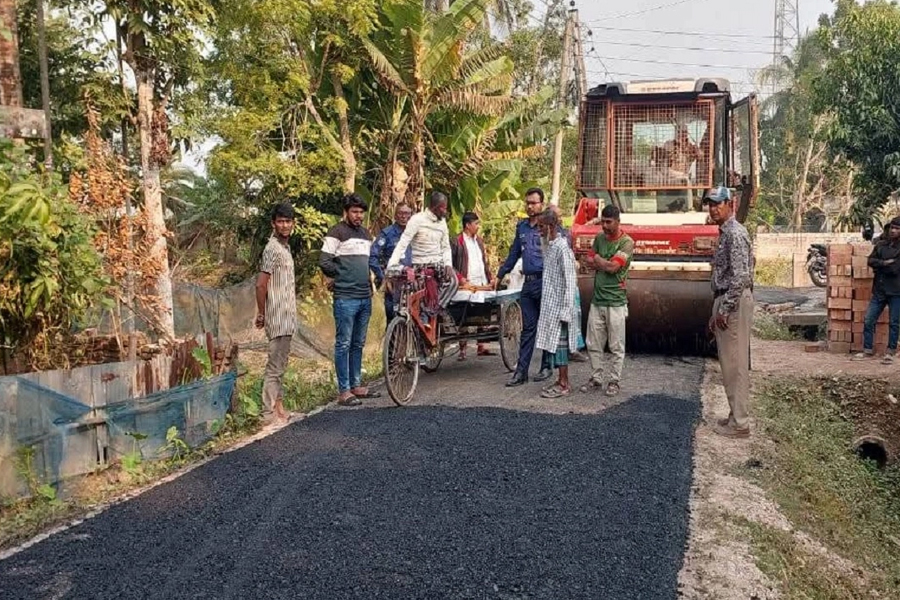 কাজ শেষ করতে হলো পুলিশ পাহারায়