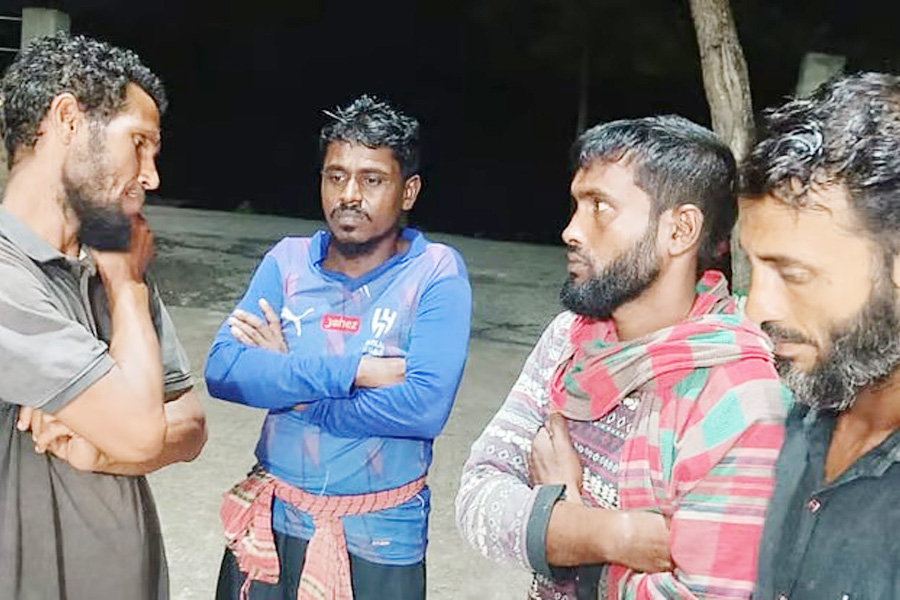 উদ্ধারের পর স্বজনদের কাছে হস্তান্তর ৪ মৌয়াল, নিখোঁজ ১