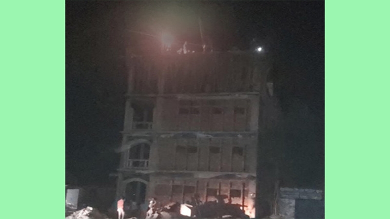 পলাশবাড়ীতে রাতের আধারে বিদ্যালয়ের ছাদ ঢালাই!