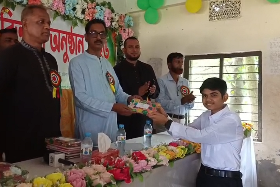চাইলেও স্কুলের সময়গুলো ফিরে পেতে পারি না: অধ্যাপক এম এ খালেক