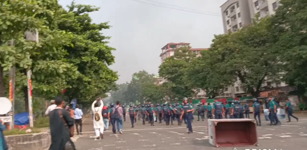 পুলিশ-জুলাই যো*দ্ধাদের ধাওয়া পাল্টা ধাওয়ায় রণক্ষেত্র সংসদ ভবন এলাকা VODBangla Live