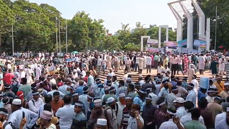 ৮ম দিনের মতো শহীদ মিনারে এমপিও ভুক্ত শিক্ষকরা