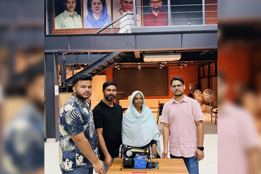 অসচ্ছল নারীদের মাঝে ক্রীড়া প্রতিমন্ত্রীর পক্ষে সেলাই মেশিন বিতরণ