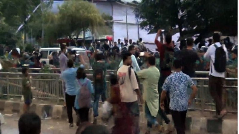 শাহবাগে ‘জুলাই যোদ্ধাদের’ দুই গ্রুপের সংঘর্ষ