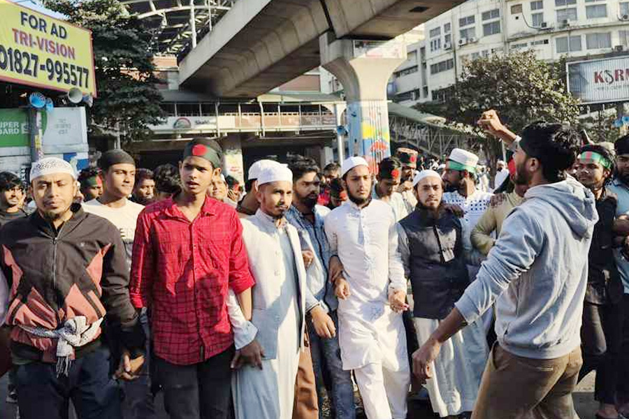 হাদির মৃত্যুর প্রতিবাদে শাহবাগে জড়ো হচ্ছে ছাত্র-জনতা