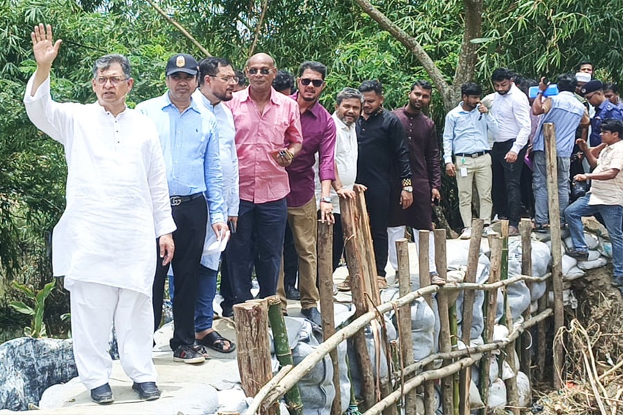 কক্সবাজারের পেকুয়ার বন্যায় ক্ষতিগ্রস্ত ভাঙা বেড়িবাঁধ পরিদর্শন করছেন স্বরাষ্ট্রমন্ত্রী সালাহউদ্দিন আহমদ। ছবি: সংগৃহীত