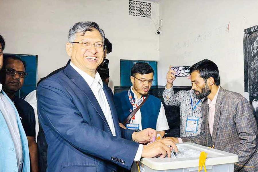 সালাহউদ্দিন আহমদ নিজ কেন্দ্রে ভোট দিলেন