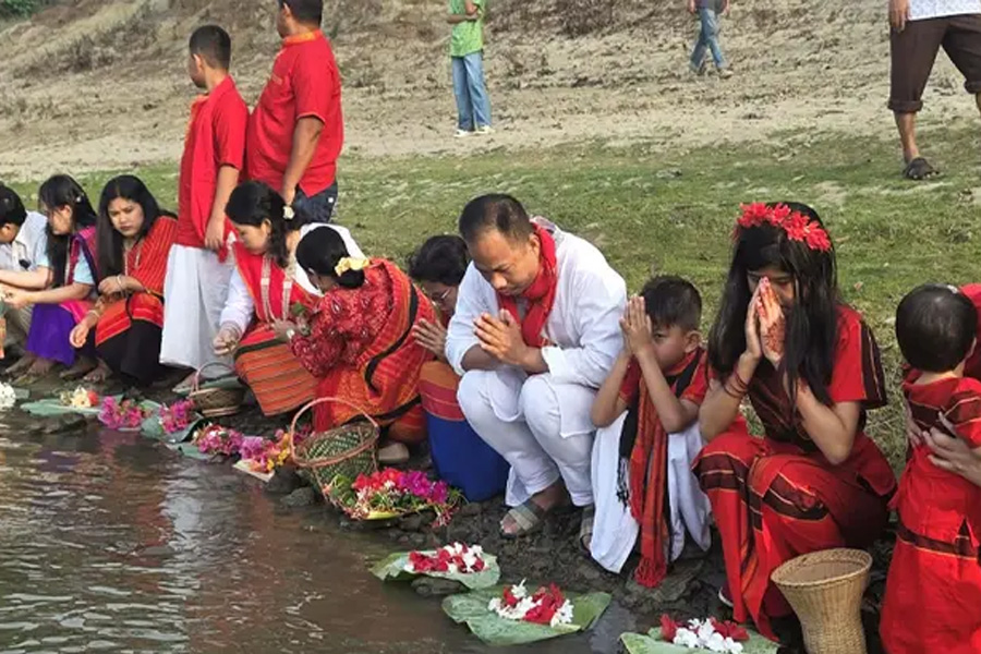 সাঙ্গু নদীতে ফুল নিবেদনের মধ্যদিয়ে শুরু বিজু-বিষু উৎসব