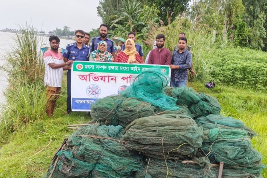 সারিয়াকান্দির যমুনা নদীতে অভিযানে জব্দ করা নিষিদ্ধ চায়না দুয়ারী জাল ধ্বংস করছে উপজেলা মৎস্য দপ্তর। ছবি: সংগৃহীত