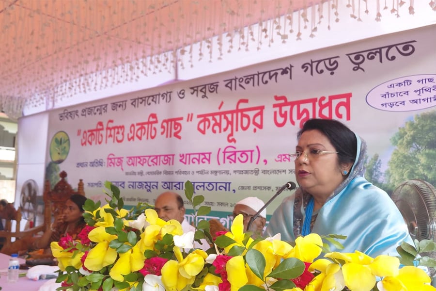 মানিকগঞ্জ সদর উপজেলার নবগ্রাম সরকারি প্রাথমিক বিদ্যালয় প্রাঙ্গণে অতিথির বক্তব্য দেন আফরোজা খানম। ছবি: ভিওডি বাংলা