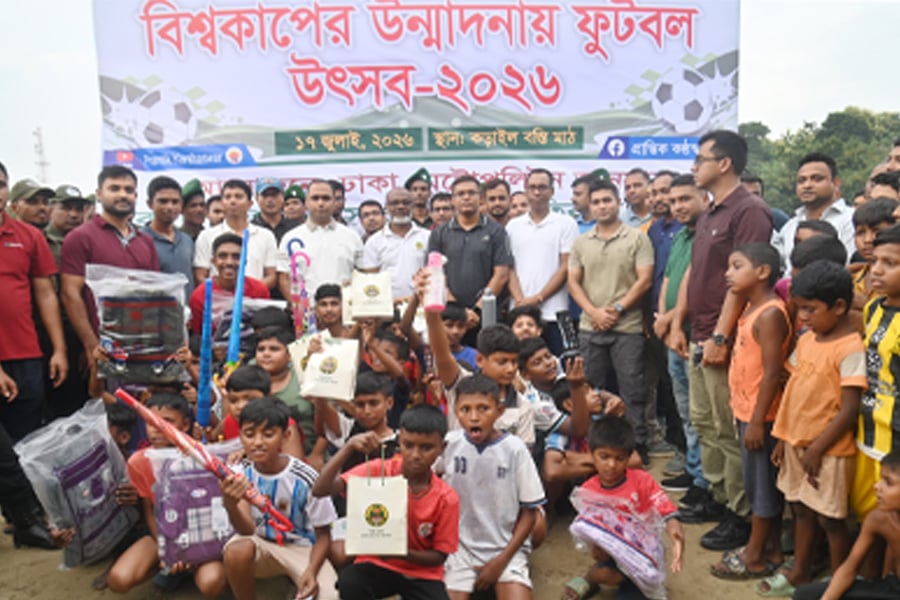 গুলশানের টিএন্ডটি মাঠে ঢাকা মেট্রোপলিটন আনসারের আয়োজিত পেনাল্টি কিক প্রতিযোগিতায় অংশ নিচ্ছে কড়াইল বস্তির সুবিধাবঞ্চিত শিশুরা। ছবি: ভিওডি বাংলা