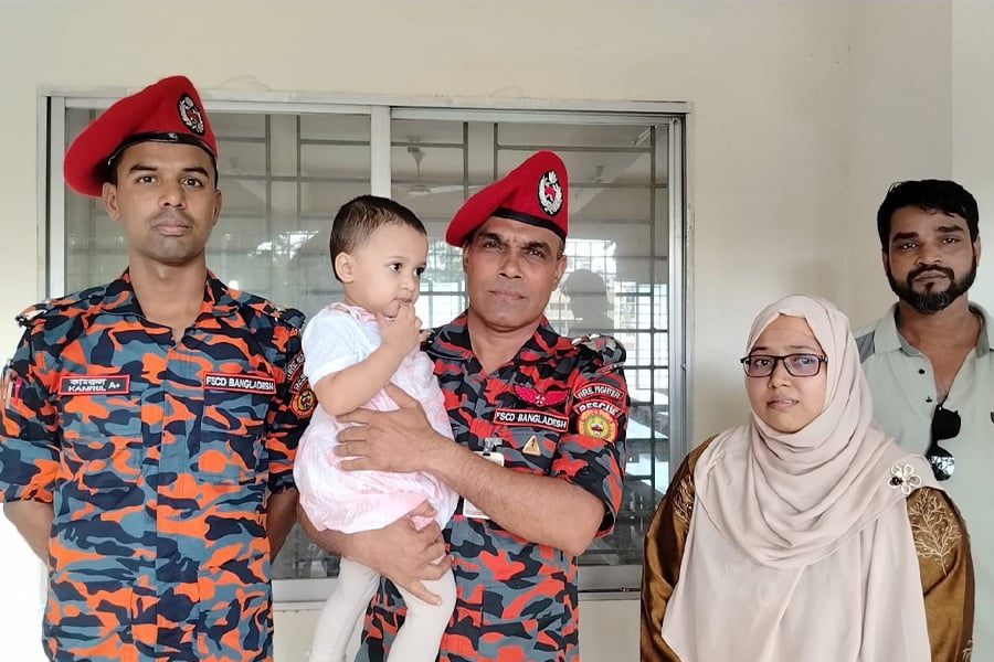 মুন্সিগঞ্জের সরকারি হরগঙ্গা কলেজে লিফটে আটকে পড়া মা ও শিশুকে উদ্ধার করে ফায়ার সার্ভিস। ছবি: ভিওডি বাংলা