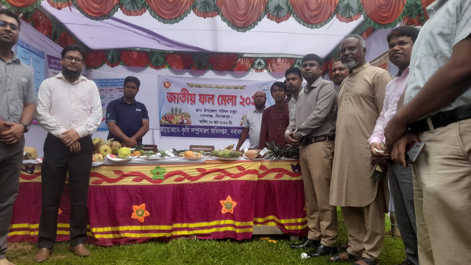 নবাবগঞ্জে কৃষকদের উৎসাহিত করায় জাতীয় ফল মেলা অনুষ্ঠিত
