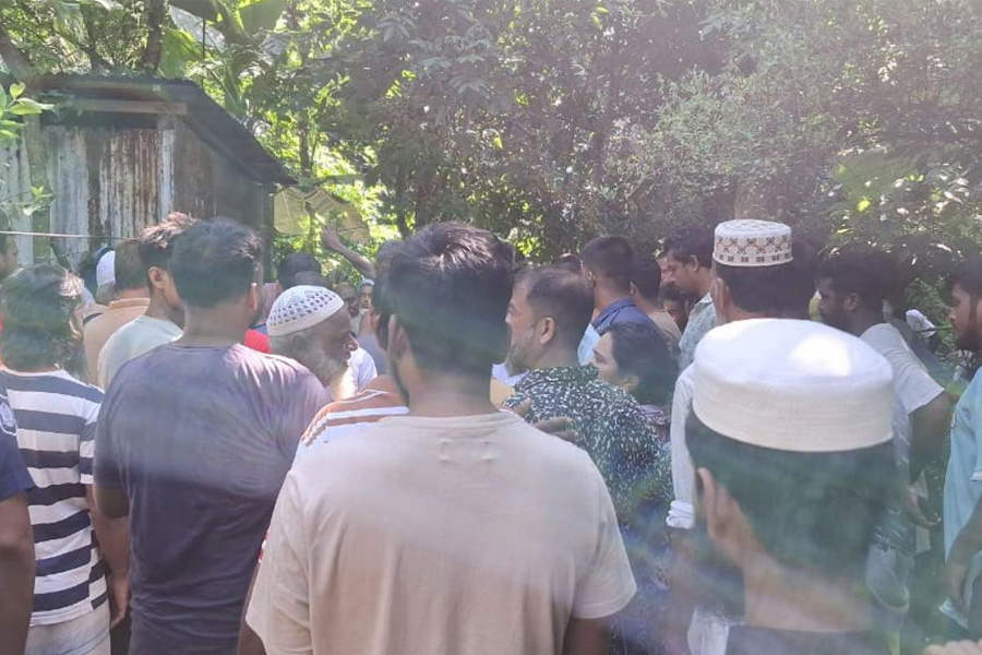 শ্রীনগরে বাবার হাতে ছেলে খুন, আরও ২ মরদেহ উদ্ধার