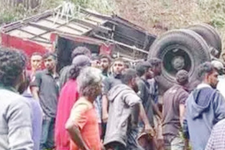 শ্রীলঙ্কায় ভয়াবহ সড়ক দুর্ঘটনায় ১৫ জনের মৃত্যু