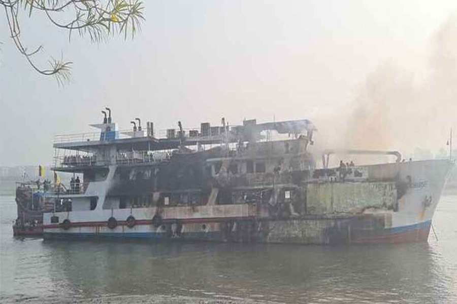 সেন্ট মার্টিনগামী জাহাজে আগুনে নিহত ১, উদ্ধার ১৫