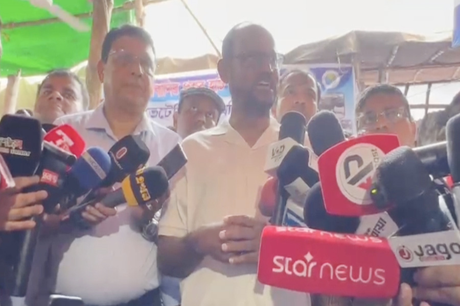 চোরাই পথে আসা পশু কেনাবেচায় সতর্ক থাকার আহ্বান প্রতিমন্ত্রীর