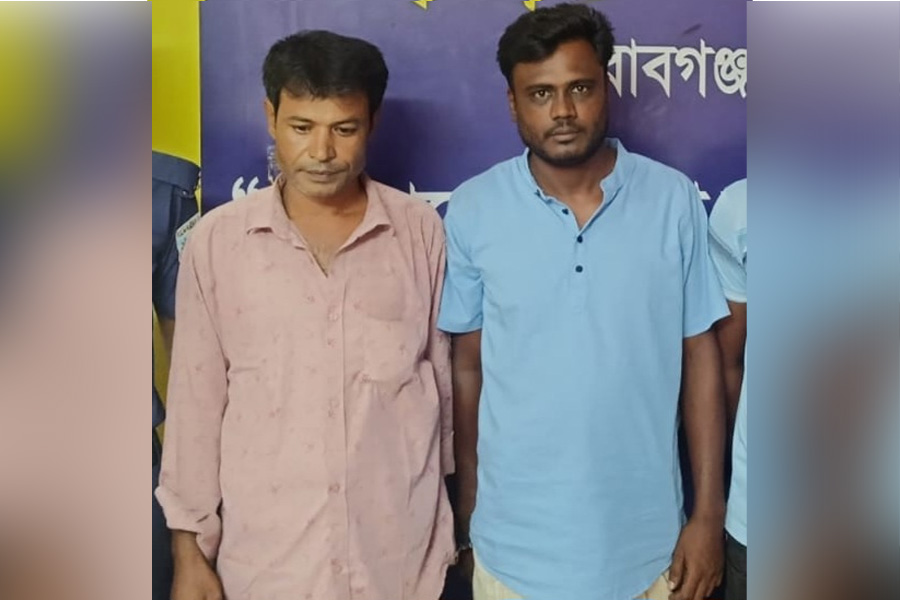 নবাবগঞ্জে কাচদহে থেকে বালু উত্তোলনের  দায়ে গ্রেফতার ২