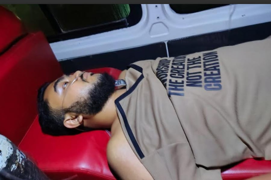 অসুস্থ্য নবীন শিক্ষার্থী মুশফিকুর রহমান তুহিন। ছবি: ভিওডি বাংলা