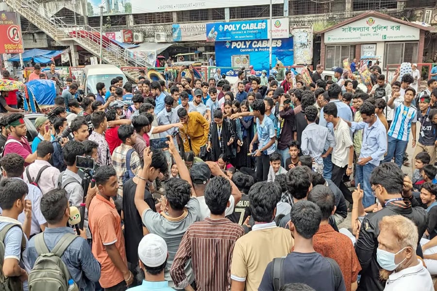 তিন দফা দাবিতে সায়েন্সল্যাব মোড়ে অবস্থান নিয়ে সড়ক অবরোধ করেন বিভিন্ন কলেজের শিক্ষার্থীরা। ছবি: সংগৃহীত
