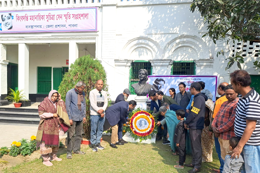 সুচিত্রা সেনের প্রয়ান দিবস ও কবি বন্দে আলী মিয়ার জন্মদিন পালন