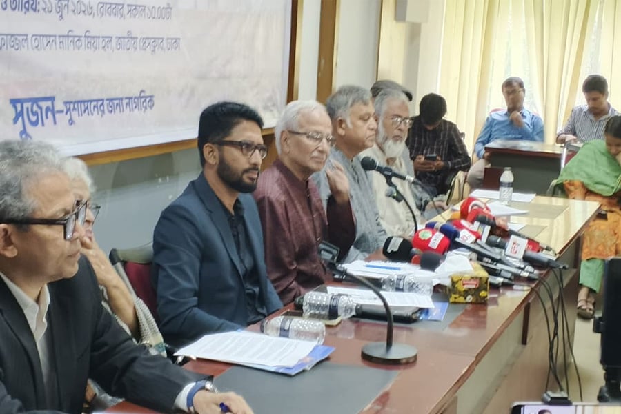 গণভোটের রায় বাস্তবায়নে গড়িমসি, সরকারের সাফল্য ম্লান হতে পারে: সুজন