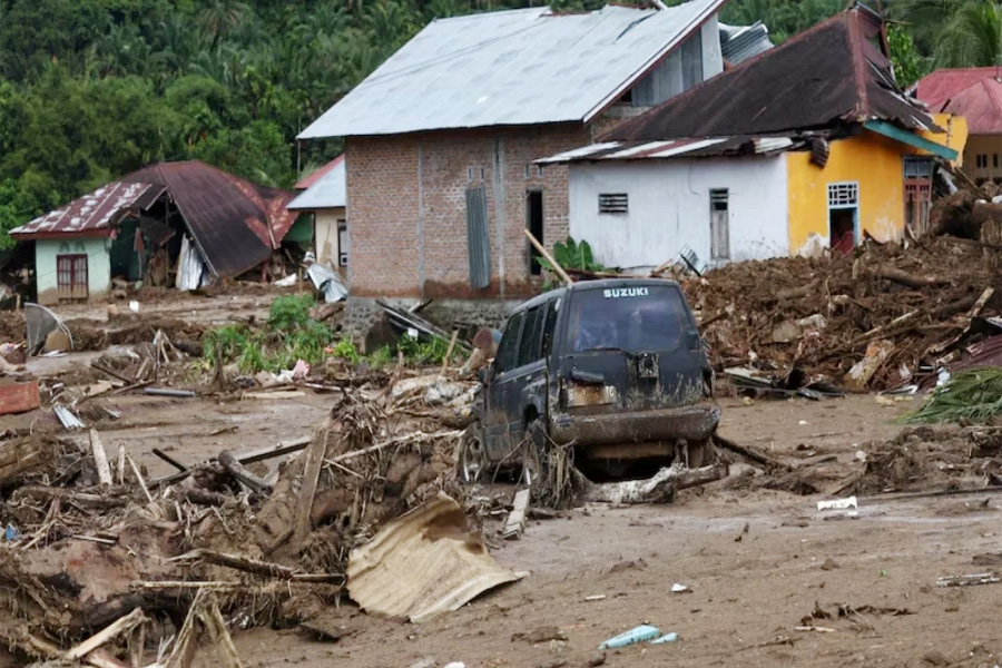 ইন্দোনেশিয়ার সুমাত্রায় ঝড়, বন্যা ও ভূমিধসে নিহত ৭শ’