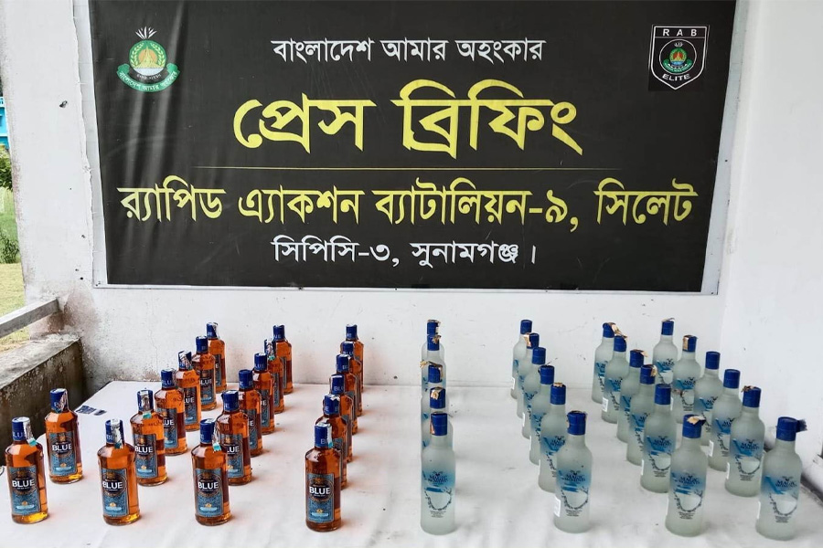 সুনামগঞ্জে ৪৩ বোতল বিদেশি মদসহ যুবক আটক