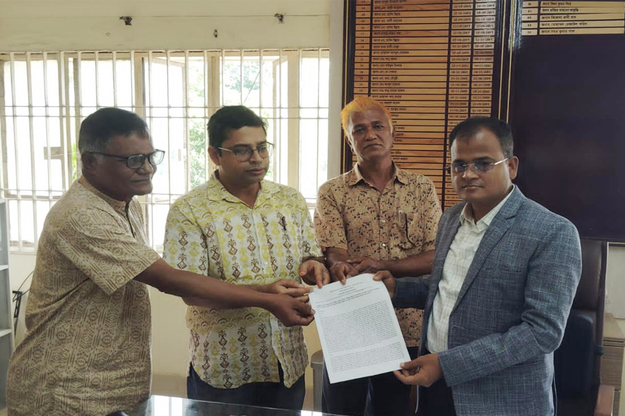 ক্ষতিগ্রস্ত কৃষকদের বছরব্যাপী সহায়তার দাবিতে ডিসির কাছে স্মারকলিপি