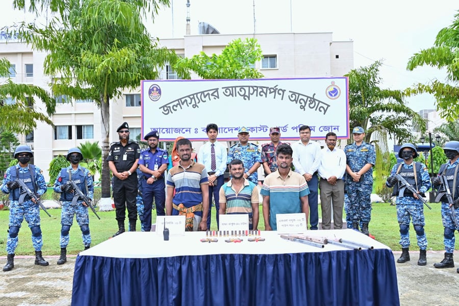 আত্মসমর্পণের সময় কোস্ট গার্ডের কাছে জমা দেওয়া অস্ত্র, গোলাবারুদ ও ওয়াকিটকি। ছবি: বাংলাদেশ কোস্ট গার্ড