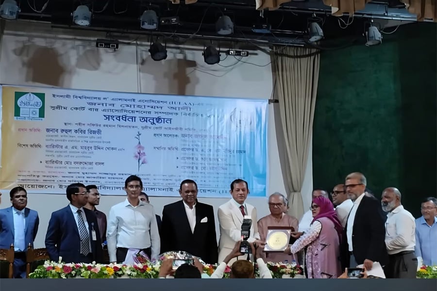 সুপ্রিম কোর্ট অডিটোরিয়ামে আয়োজিত সংবর্ধনা অনুষ্ঠানে অতিথিদের সঙ্গে নবনির্বাচিত সম্পাদক এডভোকেট মোহাম্মদ আলী। ছবি: ভিওডি বাংলা