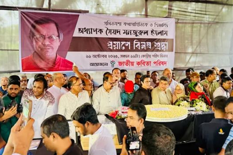 শহিদ মিনারে সৈয়দ মনজুরুল ইসলামের মরদেহে সর্বসাধারণের শ্রদ্ধা