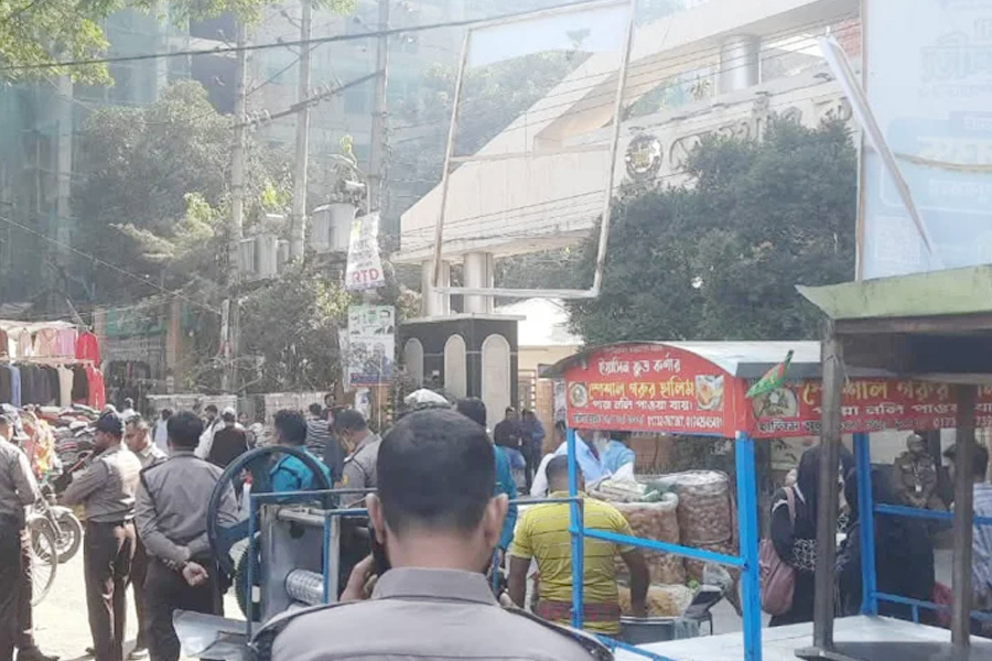 তেজগাঁও কলেজের সামনে অতিরিক্ত পুলিশ মোতায়েন