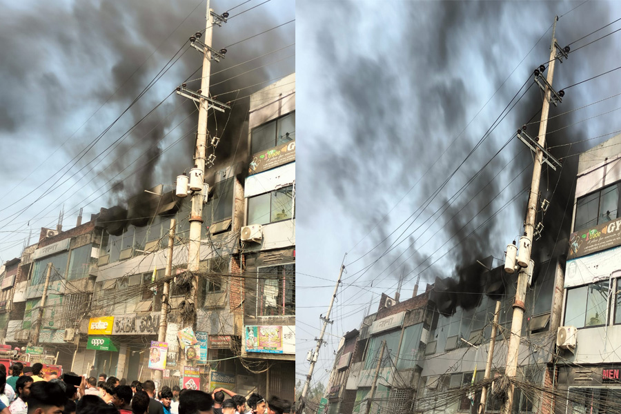 মধুপুরে শপিংমলে অগ্নিকাণ্ড, ৩০ লক্ষ টাকার ক্ষয়ক্ষতি