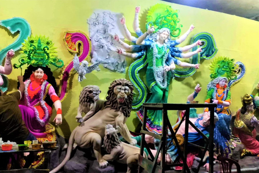 টাঙ্গাইলে প্রতীমায় রঙ-তুলির সাজ-সজ্জায় ব্যস্ত শিল্পীরা