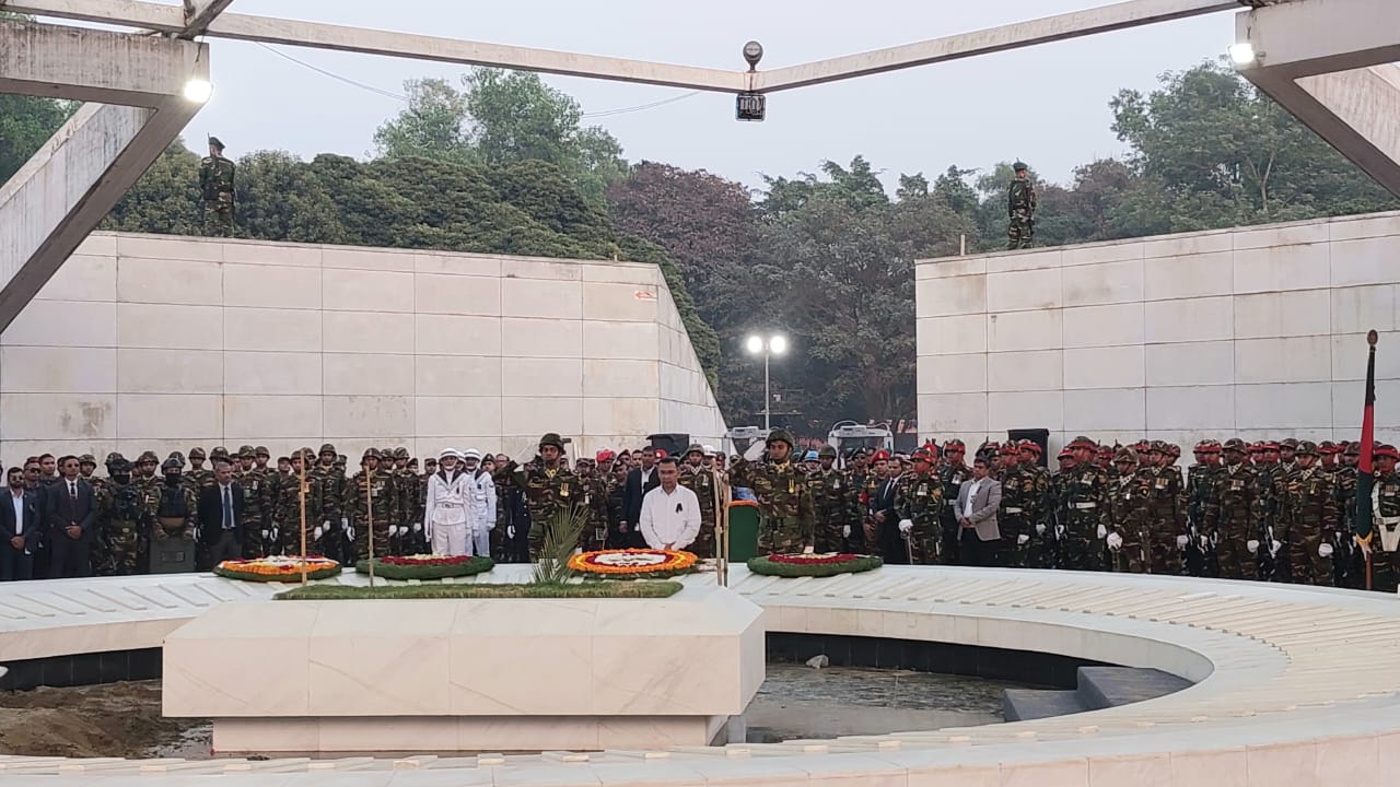 চির নিদ্রায় শায়িত মায়ের কবরে ছেলের শেষ শ্রদ্ধা