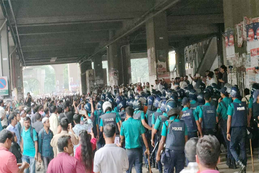 সাউন্ড গ্রেনেডে উত্তেজনা, প্রেস ক্লাব থেকে শহীদ মিনারে শিক্ষকরা