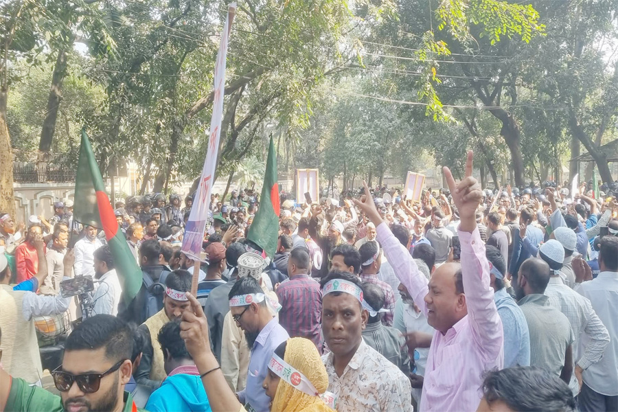 পে-স্কেল বাস্তবায়নের দাবিতে যমুনা ঘেরাও