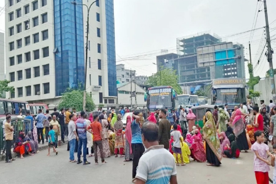 বকেয়া বেতনের দাবিতে তেজগাঁওয়ে পোশাকশ্রমিকদের সড়ক অবরোধ