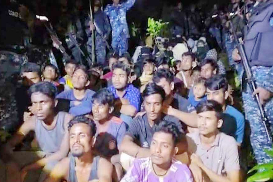 টেকনাফে গহীন পাহাড়ে অভিযান, নারী-শিশুসহ উদ্ধার ৬৬