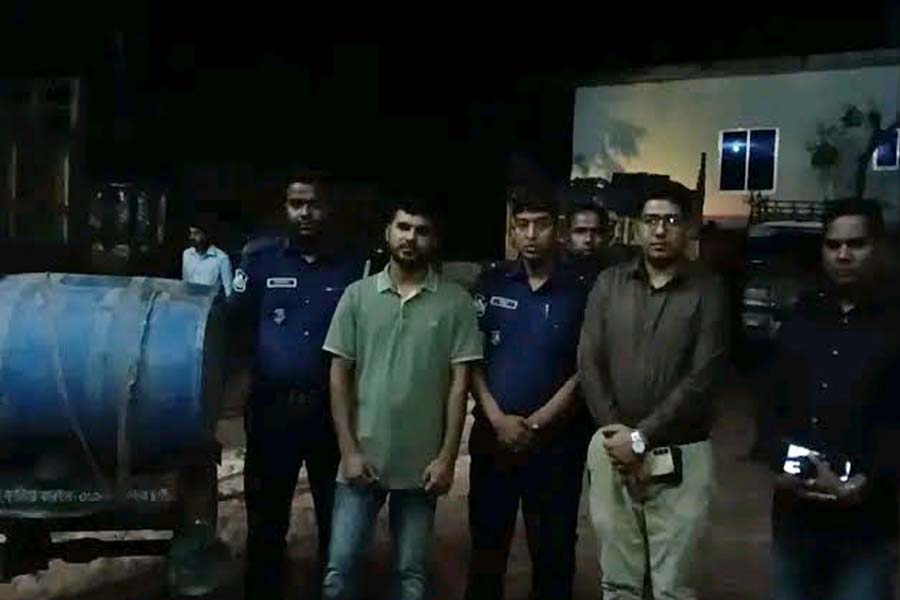 কালিয়ায় অবৈধভাবে মজুদ ৪শ’ লিটার জ্বালানি তেল জব্দ