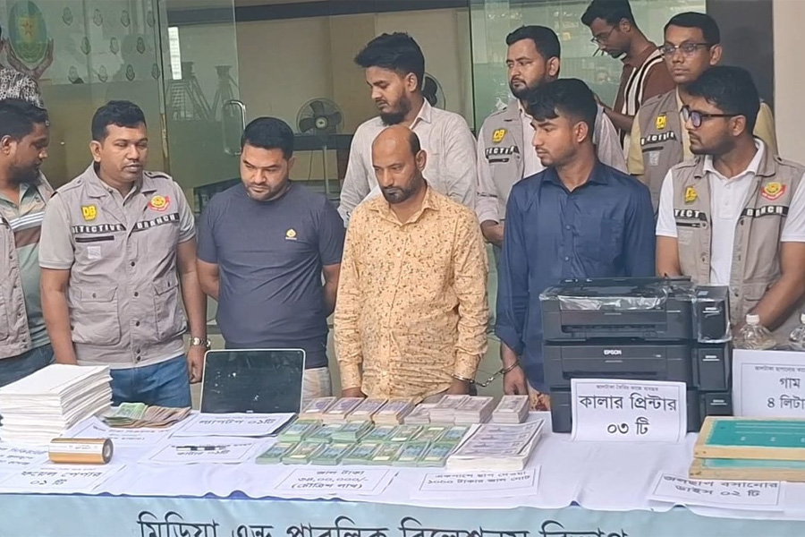 ৩৪ লাখ টাকার জাল নোটসহ চোরাকারবারি চক্রের ৩ সদস্য গ্রেপ্তার