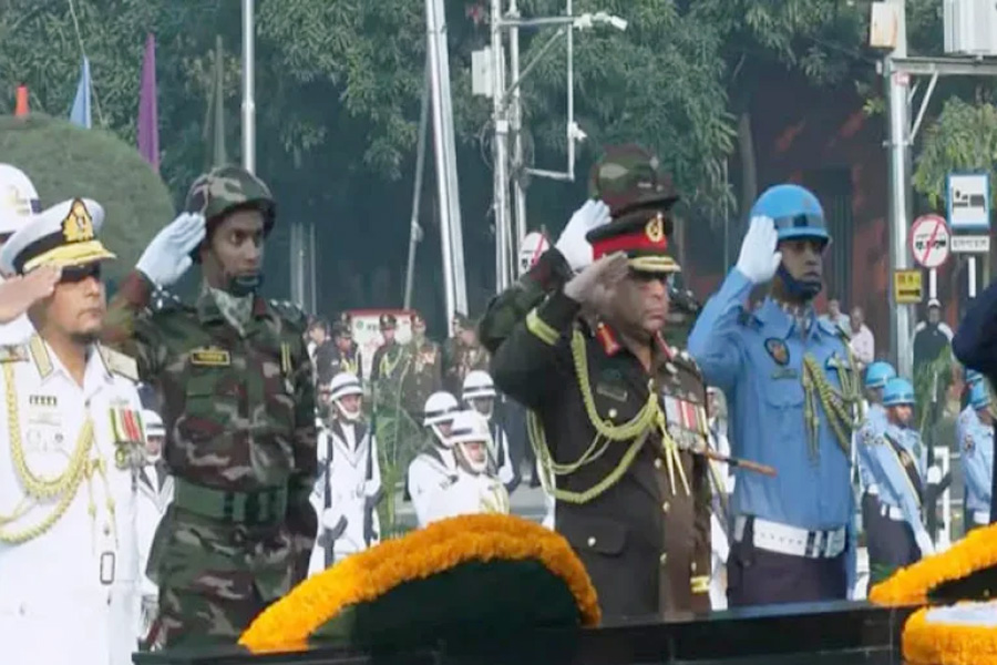 শিখা অনির্বাণে তিন বাহিনীপ্রধানের শ্রদ্ধা নিবেদন