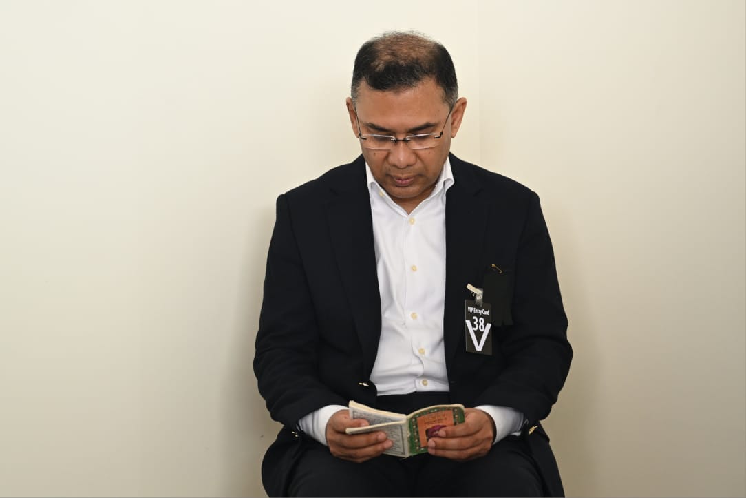 মায়ের মরদেহের পাশে কোরআন তেলাওয়াত করছেন তারেক রহমান