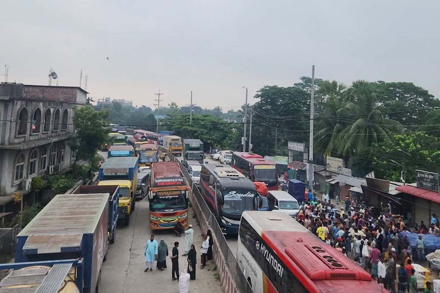 ঢাকা-চট্টগ্রাম মহাসড়কে তীব্র যানজট, দুর্ভোগে যাত্রীরা