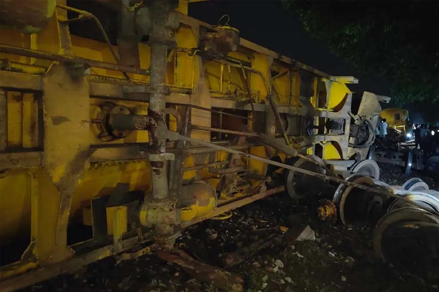 মাধবপুরে তেলবাহী ট্রেন লাইনচ্যুত, বন্ধ রেল যোগাযোগ