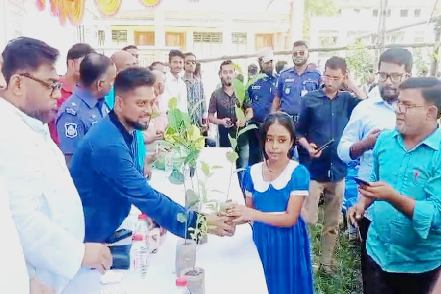 রেনেসাঁ ইন্টারন্যাশনাল ফাউন্ডেশনের বৃক্ষ বিতরণ কর্মসূচি