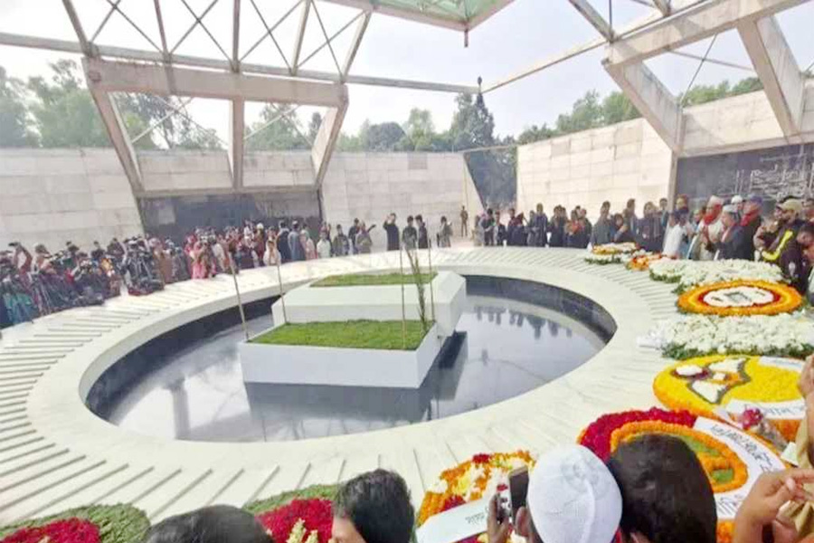 খালেদা জিয়ার সমাধিতে শ্রদ্ধা জানাতে আজও মানুষের ঢল