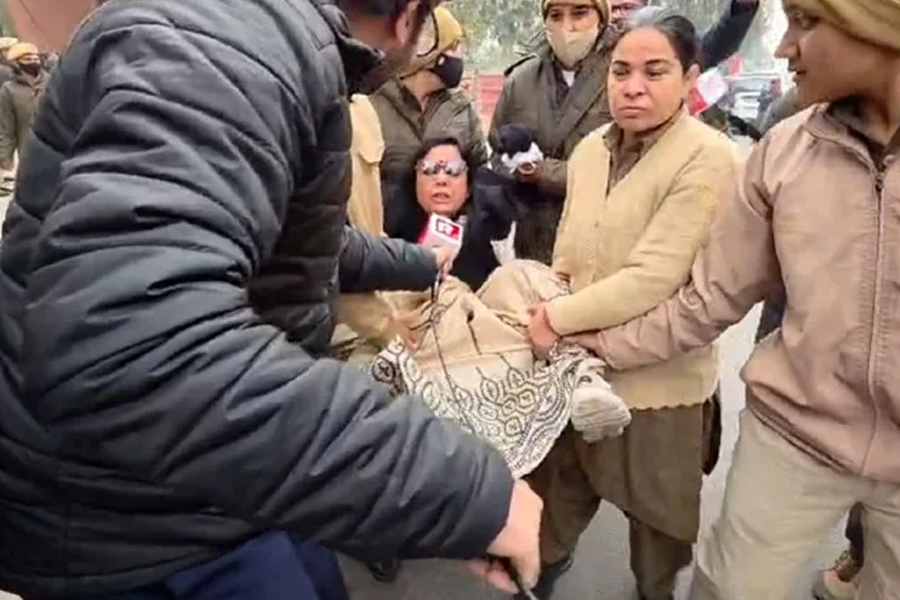 মহুয়া-শতাব্দীসহ তৃণমূল এমপিদের চ্যাঙদোলা করে তুলে নিল দিল্লি পুলিশ