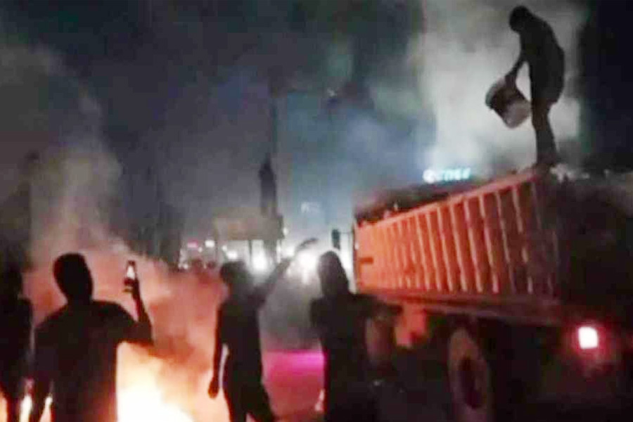 ঢাকা-চট্টগ্রাম মহাসড়কে চলন্ত ট্রাকে আগুন